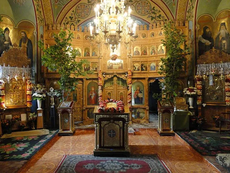 Interiorul bisericii „Sfânta Treime”